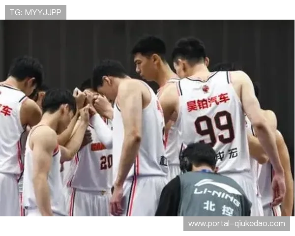 杜锋率教练组观战四川北京对决，重点考察周琦限制策略