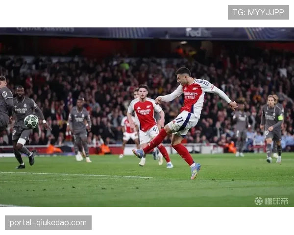 即时报道：阿森纳通过连续传递将球从后场发展至前场肋部，完成射门